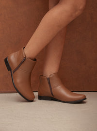 Bota Cano Curto em Couro Caramelo Zíper Lateral