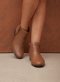 Bota Cano Curto em Couro Caramelo Zíper Lateral