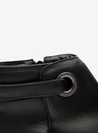 Bota Cano Curto em Couro Preta Tira Lateral