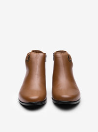Bota Cano Curto em Couro Caramelo Tira Lateral