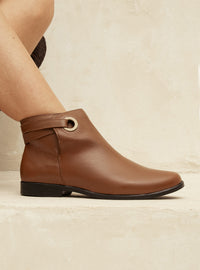 Bota Cano Curto em Couro Caramelo Tira Lateral