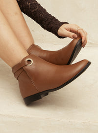 Bota Cano Curto em Couro Caramelo Tira Lateral