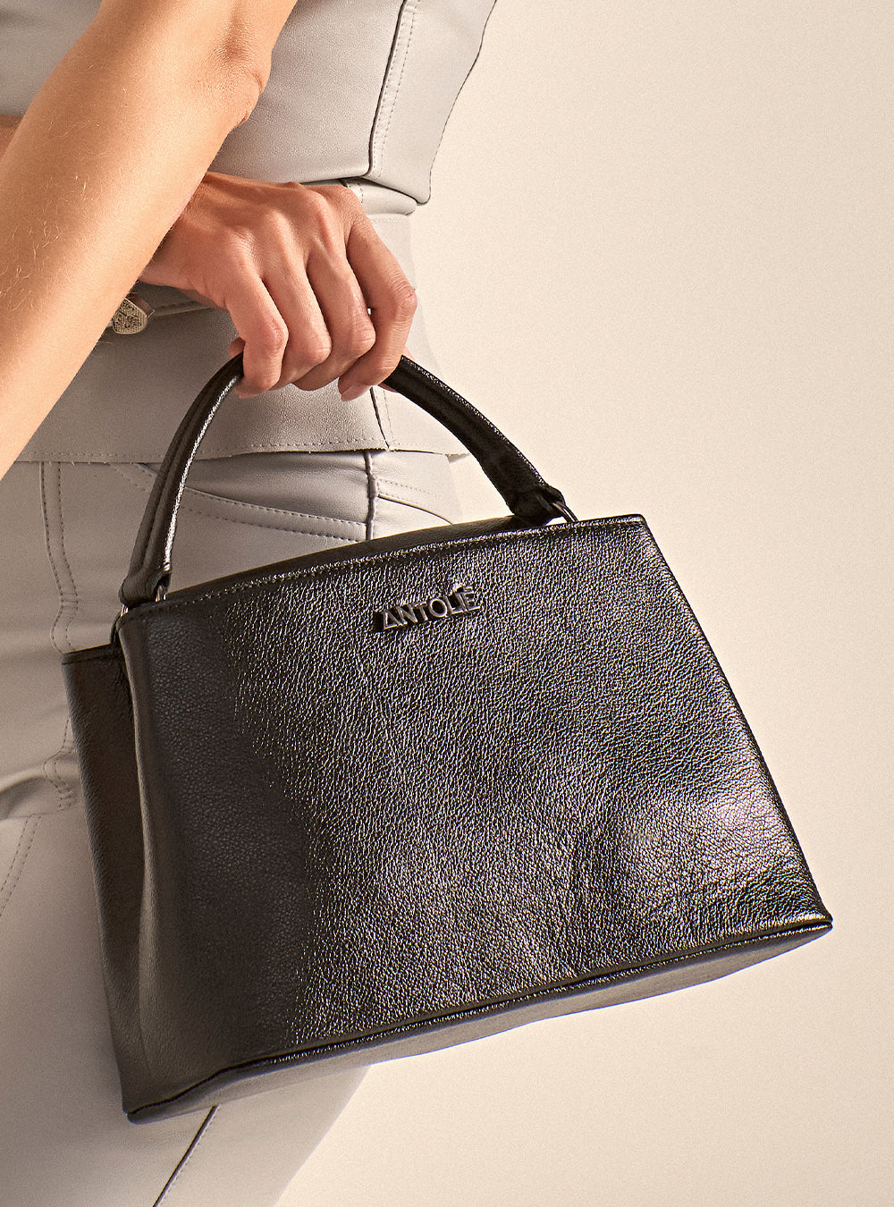 Bolsa Tote Feminina em Couro Preta com Alça Estruturada – Antolie