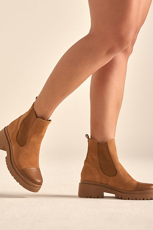Bota em Couro Chelsea Julia Caramelo
