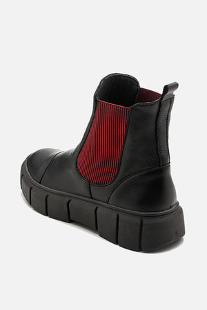 Bota em Couro Chelsea Lia Preto e Vermelho