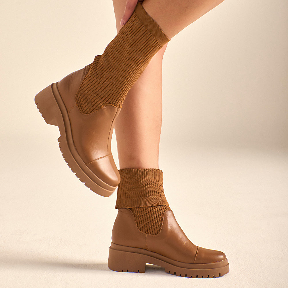 Bota em Couro Tratorado Duo Julia Caramelo Feminina – Antolie