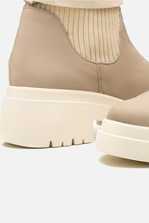 Bota em Couro Tratorado Duo Julia Off White