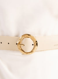 Cinto Off White Couro Largo Fivela Redonda Dourada