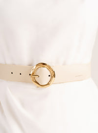 Cinto Off White Couro Largo Fivela Redonda Dourada