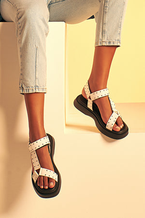 Flatform em Couro com Tachas Bia Branco