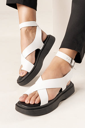 Flatform em Couro Tiras Cruzadas Bia Branco