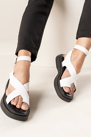 Flatform em Couro Tiras Cruzadas Bia Branco