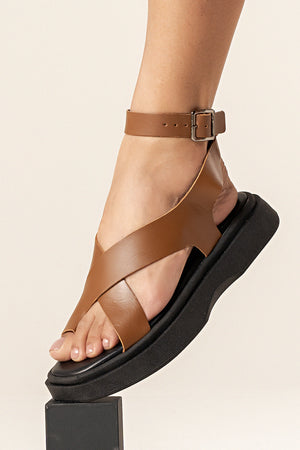 Flatform em Couro Tiras Cruzadas Bia Caramelo