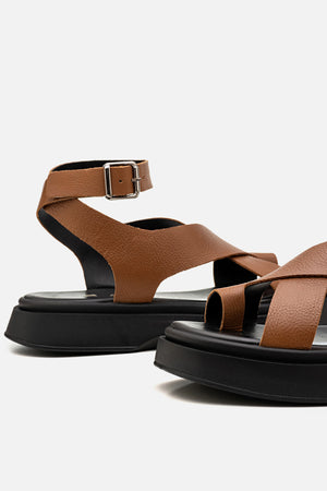Flatform em Couro Tiras Cruzadas Bia Caramelo
