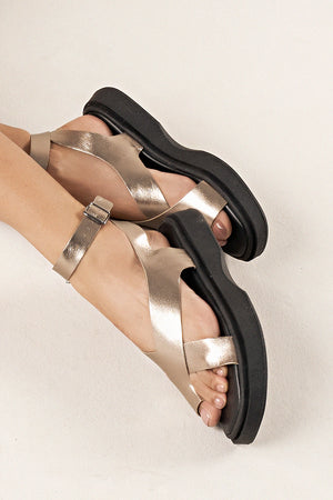 Flatform em Couro Tiras Cruzadas Bia Prata Velho
