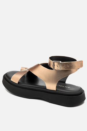 Flatform em Couro Tiras Cruzadas Bia Prata Velho