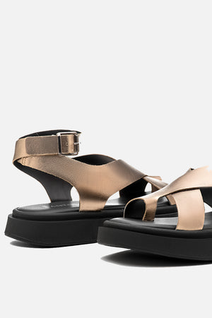 Flatform em Couro Tiras Cruzadas Bia Prata Velho
