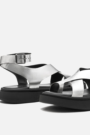 Flatform em Couro Tiras Cruzadas Bia Prata