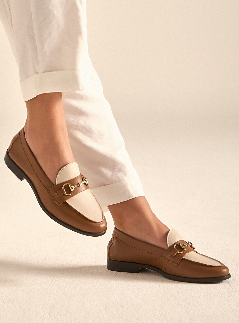 Mocassim em Couro Bridão Caramelo e Off White