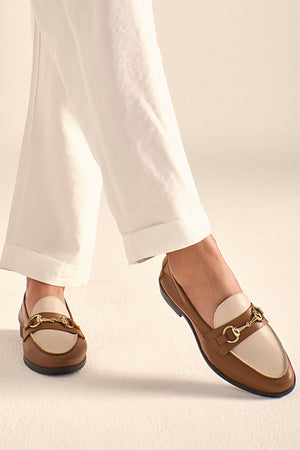 Mocassim em Couro Bridão Caramelo e Off White