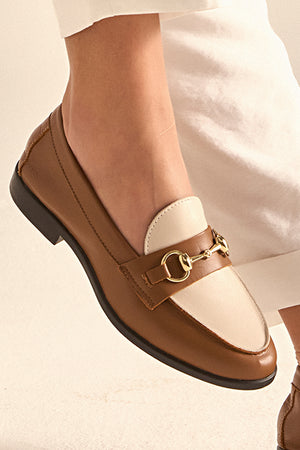 Mocassim em Couro Bridão Caramelo e Off White