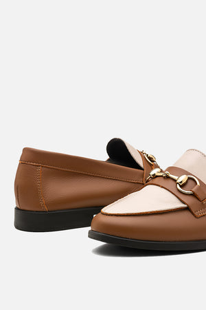 Mocassim em Couro Bridão Caramelo e Off White