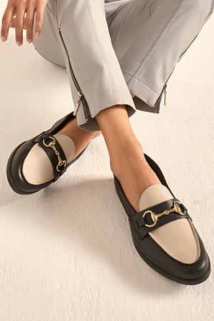 Mocassim em Couro Bridão Preto e Off White