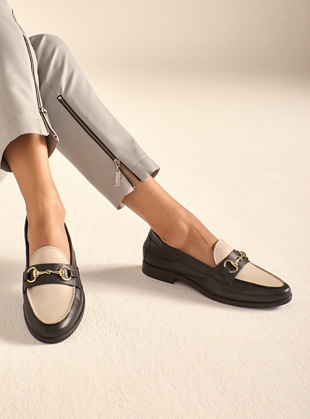 Mocassim em Couro Bridão Preto e Off White