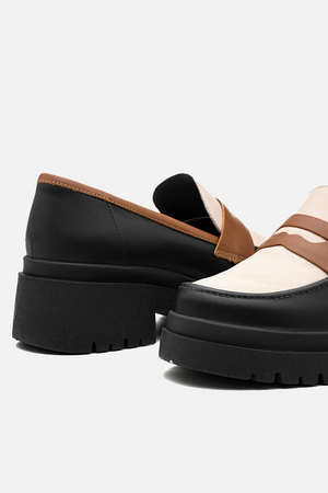 Mocassim em Couro Flatform Esther Preto Off White e Caramelo