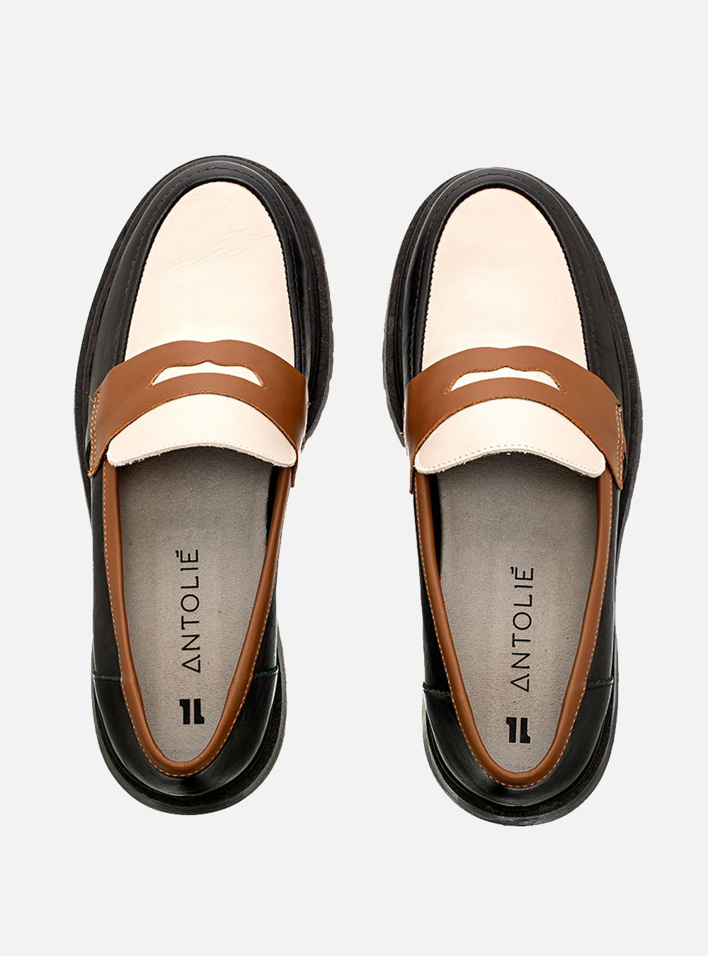 Mocassim em Couro Tratorado Preto Off White e Caramelo
