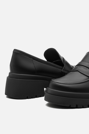 Mocassim em Couro Flatform Esther Preto