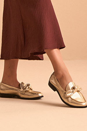 Mocassim em Couro Metalizado Laço Dourado