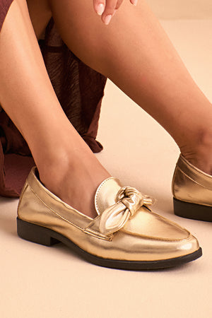 Mocassim em Couro Metalizado Laço Dourado
