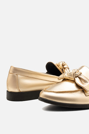 Mocassim em Couro Metalizado Laço Dourado