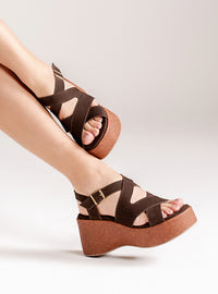 Sandália em Couro Acamurçada Café Plataforma Madeira Tiras Transpassadas