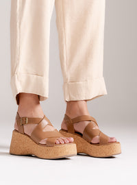 Sandália em Couro Amêndoa Plataforma Cortiça Tiras Transpassadas