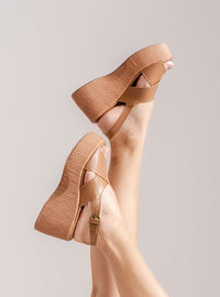 Sandália em Couro Amêndoa Plataforma Trama Tiras Largas