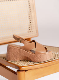 Sandália em Couro Amêndoa Plataforma Trama Tiras Largas