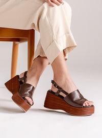 Sandália em Couro Café Plataforma Madeira Tira Lisa