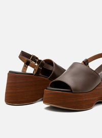 Sandália em Couro Café Plataforma Madeira Tira Lisa