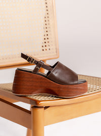 Sandália em Couro Café Plataforma Madeira Tira Lisa