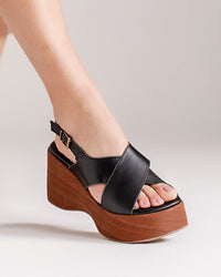 Sandália em Couro Preta Plataforma Madeira Tiras Largas