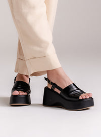 Sandália em Couro Preta Plataforma Tira Lisa