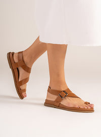 Sandália Papete em Couro Caramelo com Fivela e Dedeira