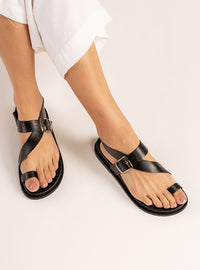 Sandália Papete em Couro Preta com Fivela e Dedeira