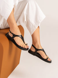 Sandália Papete em Couro Preta Dedeira Metal