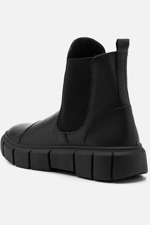 Bota em Couro Chelsea Lia Preto