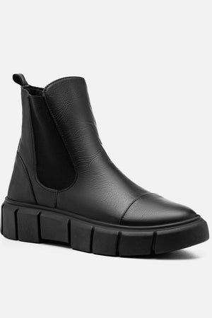 Bota em Couro Chelsea Lia Preto
