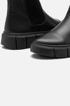 Bota em Couro Chelsea Lia Preto