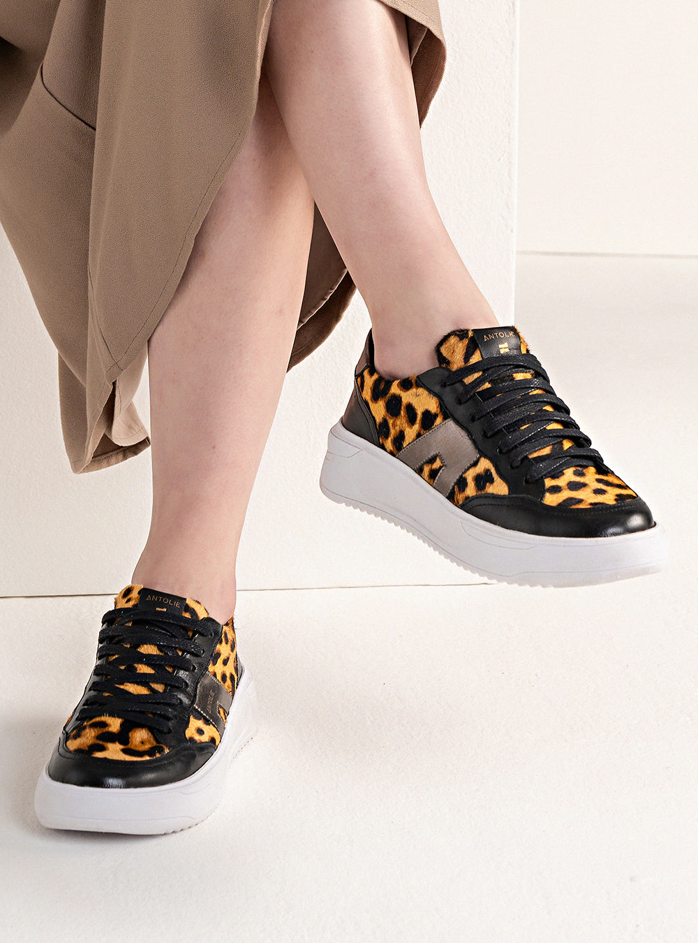 Tênis Couro Animal Print Urban Detalhe Dourado